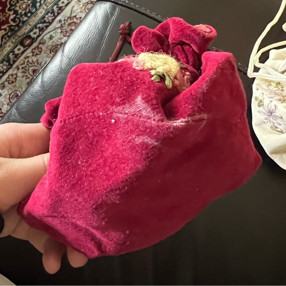 ♦️Little girl small, white & red floral pattern purse pouches w/string straps♦️ - Picture 5 of 8